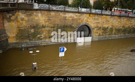 Praga, Repubblica Ceca. 16 settembre 2024. Una sezione di argine del fiume Moldava è inondata a Praga, nella Repubblica Ceca, il 16 settembre 2024. Almeno tre persone erano morte e altre sette sono scomparse a causa delle inondazioni causate dalle piogge estreme nella Repubblica ceca, ha detto la polizia lunedì. Crediti: Dana Kesnerova/Xinhua/Alamy Live News Foto Stock