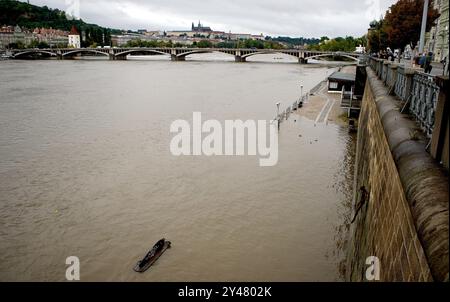 Praga, Repubblica Ceca. 16 settembre 2024. Una sezione di argine del fiume Moldava è inondata a Praga, nella Repubblica Ceca, il 16 settembre 2024. Almeno tre persone erano morte e altre sette sono scomparse a causa delle inondazioni causate dalle piogge estreme nella Repubblica ceca, ha detto la polizia lunedì. Crediti: Dana Kesnerova/Xinhua/Alamy Live News Foto Stock