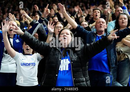 I tifosi del Birmingham City firmano "Mantieni la destra" durante la partita della Sky Bet League One al Knighthead Park di St Andrew's, Birmingham. Data foto: Lunedì 16 settembre 2024. Foto Stock