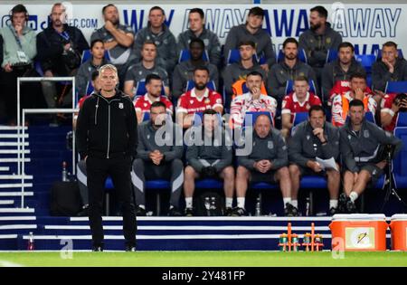 Il manager dei Wrexham Phil Parkinson è in touchline durante la partita Sky Bet League One al St Andrew's @ Knighthead Park, Birmingham. Data foto: Lunedì 16 settembre 2024. Foto Stock