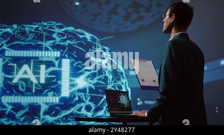 Dipendente della startup che guarda i grafici aziendali, utilizza il software di intelligenza artificiale per prendere decisioni basate sui dati nel settore tecnologico. Esperto IT che sviluppa soluzioni innovative di intelligenza artificiale per l'azienda, la fotocamera B. Foto Stock