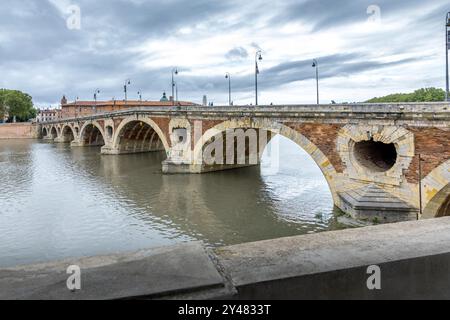 Tolosa, Francia - 8 settembre 2024: Ponte Neuf sul fiume Garonna a Tolosa, Francia Foto Stock