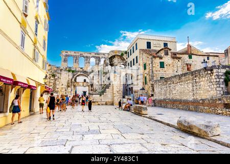 Porta d'Argento e resti dello storico Palazzo di Diocleziano del IV secolo, Spalato, Croazia Foto Stock