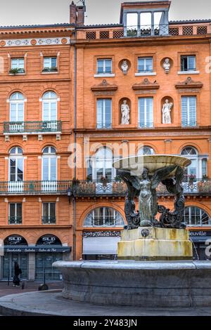 Tolosa, Francia - 8 settembre 2024: Fontana di Place de la Trinité nel centro storico di Tolosa Foto Stock