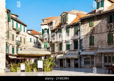 Case intorno a Piazza dei Fratelli Radić (Piazza della frutta) e al ristorante Tavern Favola, Spalato, Croazia Foto Stock