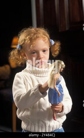 Anna Ermakova celebra la sua terza festa di compleanno a Londra, in Inghilterra, mentre sua madre, Angela Ermakova. È la figlia del tennista tedesco Boris Becker. Angela un'ex cameriera russa che lavora a Londra. 2003 2000 UK HOMER SYKES Foto Stock