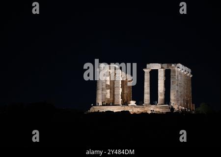 Illuminazione del Tempio di Poseidone a Sounion Tempio di Poseidone a capo Sounion durante l'inaugurazione ufficiale della nuova illuminazione da parte del primo ministro greco Kyriakos Mitsotakis con ospiti illustri dalla Grecia e dall'estero in presenza. Sounion Grecia Copyright: XNicolasxKoutsokostasxNicolasxKoutsokostasx DSC 202409160418 Foto Stock