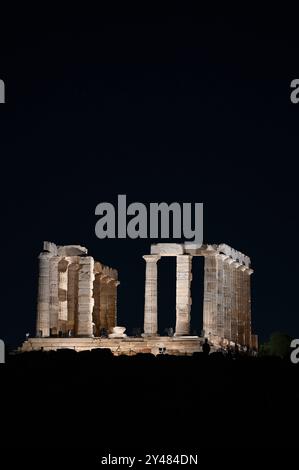 Illuminazione del Tempio di Poseidone a Sounion Tempio di Poseidone a capo Sounion durante l'inaugurazione ufficiale della nuova illuminazione da parte del primo ministro greco Kyriakos Mitsotakis con ospiti illustri dalla Grecia e dall'estero in presenza. Sounion Grecia Copyright: XNicolasxKoutsokostasxNicolasxKoutsokostasx DSC 202409160411 Foto Stock