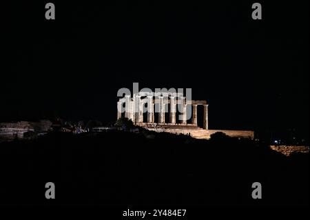 Illuminazione del Tempio di Poseidone a Sounion Tempio di Poseidone a capo Sounion durante l'inaugurazione ufficiale della nuova illuminazione da parte del primo ministro greco Kyriakos Mitsotakis con ospiti illustri dalla Grecia e dall'estero in presenza. Sounion Grecia Copyright: XNicolasxKoutsokostasxNicolasxKoutsokostasx DSC 202409160512 Foto Stock