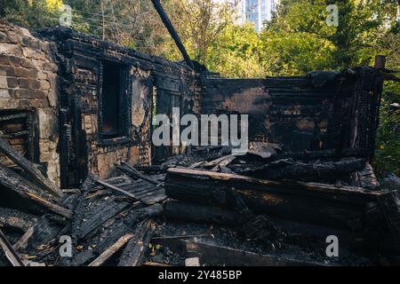 Conseguenze del fuoco. Casa completamente in legno bruciato. Foto Stock