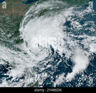 Myrtle Beach, Stati Uniti. 16 settembre 2024. Il potenziale ciclone tropicale otto, continua lentamente a muoversi a nord-ovest nell'entroterra attraverso le Carolinas viste dal satellite NOAA-21, 16 settembre 2024 in Earth Orbit. Il sistema tropicale a bassa pressione portò le inondazioni alla costa della Carolina del Nord e la minaccia dei tornado nella regione. Credito: NOAA-21 satellite/NASA/Alamy Live News Foto Stock
