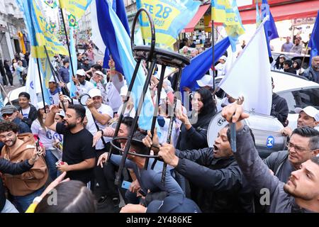 Candidato alle elezioni per il sindaco di São Paolo, Pablo Marc (PRTB) durante una passeggiata attraverso i negozi di via Santa Ifigênia, regione centrale di São Paolo, questo lunedì 16 settembre 2024 Credit: Brazil Photo Press/Alamy Live News Foto Stock