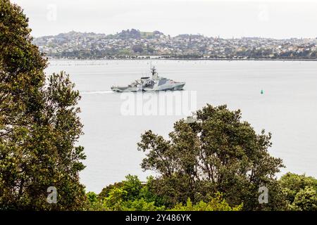 La HMS Tamar, una nave di pattuglia offshore classe Batch 2 della Royal Navy, arriva alla Royal New Zealand Navy base a Devonport, nuova Zelanda Foto Stock