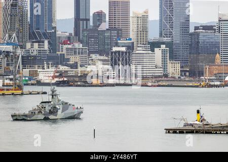 La HMS Tamar, una nave di pattuglia offshore classe Batch 2 della Royal Navy, arriva alla Royal New Zealand Navy base a Devonport, nuova Zelanda Foto Stock