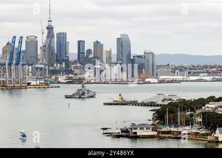 La HMS Tamar, una nave di pattuglia offshore classe Batch 2 della Royal Navy, arriva alla Royal New Zealand Navy base a Devonport, nuova Zelanda Foto Stock