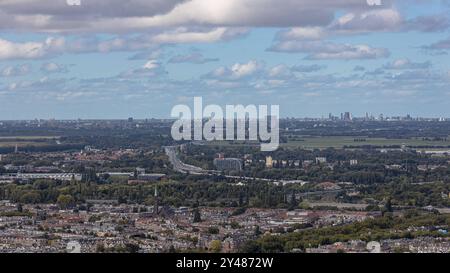 Rotterdam - 13.09.2024. Blick aus der Aussichtskabine des Aussichtsturm Euromast a Rotterdam auf die Skyline von Den Haag Rotterdam Centrum Zuid Holland Niederlande *** Rotterdam 13 09 2024 Vista dalla cabina di osservazione della torre di osservazione Euromast a Rotterdam sullo skyline dell'Aia Rotterdam Centrum Zuid Holland Paesi Bassi Copyright: XBonn.digitalx/xMarcxJohnx Foto Stock