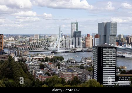 Rotterdam - 13.09.2024. Rundum Ausblick vom Aussichtsturm Euromast auf die Skyline von Rotterdam und der Erasmusbrücke Erasmusbrug Rotterdam Centrum Zuid Holland Niederlande *** Rotterdam 13 09 2024 Vista panoramica dalla torre di osservazione Euromast dello skyline di Rotterdam e dal ponte Erasmus Erasmusbrug Rotterdam Centrum Zuid Holland Paesi Bassi Copyright: XBonn.digitalx/xMarcxJohnx Foto Stock