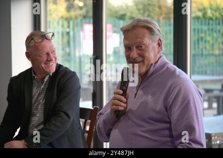 Glenn Hoddle, il talentuoso calciatore e allenatore inglese, ha onorato diversi club durante la sua carriera. Qui ha condotto un evento di beneficenza a Watford. Il viaggio di Hoddle lo portò da Tottenham a Monaco, poi a Swindon Town e infine a Chelsea. Il suo impatto si estese oltre il campo, in seguito divenne un manager di successo, guidando vari club e persino gestendo la nazionale inglese durante la Coppa del mondo FIFA 1998. Foto Stock