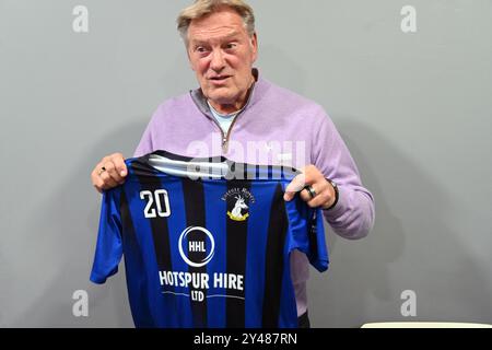 Glenn Hoddle, il talentuoso calciatore e allenatore inglese, ha onorato diversi club durante la sua carriera. Qui ha condotto un evento di beneficenza a Watford. Il viaggio di Hoddle lo portò da Tottenham a Monaco, poi a Swindon Town e infine a Chelsea. Il suo impatto si estese oltre il campo, in seguito divenne un manager di successo, guidando vari club e persino gestendo la nazionale inglese durante la Coppa del mondo FIFA 1998. Foto Stock