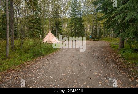 Tenda in un campeggio sulle rive del fiume Yukon a Dawson City, Yukon, Canada Foto Stock