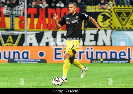 Aquisgrana, Germania. 15 settembre 2024. Lamar Yarbrough (Alemannia Aachen, 25) am Ball, Spielszene, Freisteller, Ganzkörper, Einzelbild, Aktion, Action, 15.09.2024, Aquisgrana (Deutschland), Fussball, 3. Liga, Alemannia Aquisgrana - Viktoria Köln, Fussball, 3. LIGA, ALEMANNIA AQUISGRANA - VIKTORIA KÖLN, LE NORMATIVE DFB/DFL VIETANO QUALSIASI USO DI FOTOGRAFIE COME SEQUENZE DI IMMAGINI E/O QUASI-VIDEO. Credito: dpa/Alamy Live News Foto Stock