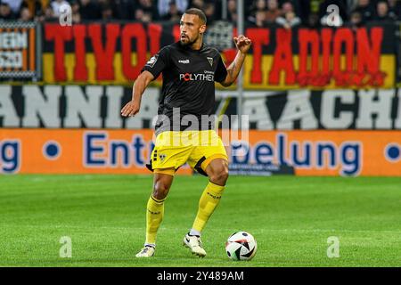 Aquisgrana, Germania. 15 settembre 2024. Lamar Yarbrough (Alemannia Aachen, 25) am Ball, Spielszene, Freisteller, Ganzkörper, Einzelbild, Aktion, Action, 15.09.2024, Aquisgrana (Deutschland), Fussball, 3. Liga, Alemannia Aquisgrana - Viktoria Köln, Fussball, 3. LIGA, ALEMANNIA AQUISGRANA - VIKTORIA KÖLN, LE NORMATIVE DFB/DFL VIETANO QUALSIASI USO DI FOTOGRAFIE COME SEQUENZE DI IMMAGINI E/O QUASI-VIDEO. Credito: dpa/Alamy Live News Foto Stock