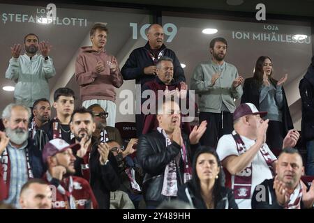 Bucarest, Romania. 16 settembre 2024: Dan Sucu (R), finanziatore del FC Rapid, e suo figlio, Dan Matei Sucu (C-L), accanto a Vasile Maftei (L) e il co-proprietario Victor Angelescu (C-R) incoraggiano la loro squadra dagli stand durante la partita di calcio tra FC Rapid e U Cluj nel 9 ° turno della Superliga, la prima lega del campionato rumeno di calcio 2024-2025, a Bucarest-giusti. Crediti: Lucian Alecu/Alamy Live News Foto Stock