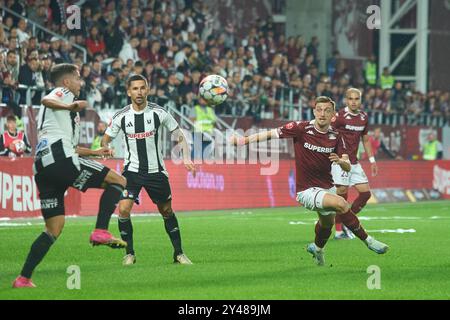 Bucarest, Romania. 16 settembre 2024: Claudiu Micovschi (R) di Rapid Fight per il pallone con Alexandru Chipciu (L) di U Cluj la partita di calcio tra FC Rapid e U Cluj nel 9° round della Superliga, la prima lega del campionato rumeno 2024-2025, alla Superbet Arena-giulesti, a Bucarest. Crediti: Lucian Alecu/Alamy Live News Foto Stock