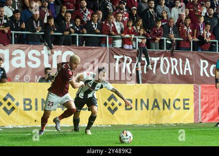 Bucarest, Romania. 16 settembre 2024: Cristian Manea (L) di Rapid Fight for the ball with Ovidiu BIC (R) of U Cluj durante la partita di calcio tra FC Rapid e U Cluj nel 9° round della Superliga, la prima lega del campionato rumeno 2024-2025, alla Superbet Arena-giulesti, a Bucarest. Crediti: Lucian Alecu/Alamy Live News Foto Stock