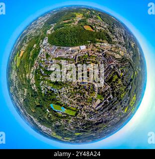 Luftbild, Ortsansicht Mitte und Wohngebiet Voerder Straße, Bremenstadion tu Ennepetal 1911 e.V. und Dorma Sportpark Fußballstadion, Waldgebiet NSG Klutertberg, Erdkugel, Fisheye Aufnahme, Fischaugen Aufnahme, 360 Grad Aufnahme, piccolo mondo, piccolo pianeta, fisheye Bild, Milspe, Ennepetal, Ruhrgebiet, Nordrhein-Westfalen, Deutschland ACHTUNGxMINDESTHONORARx60xEURO *** Vista aerea, centro città e zona residenziale Voerder Straße, Bremenstadion tu Ennepetal 1911 e V e Dorma Sportpark, area forestale NSG Klutertberg, globo, immagine fisheye, immagine fisheye, immagine fisheye, immagine fisheye, immagine a 360 gradi, immagine fisheye un mondo minuscolo, Foto Stock