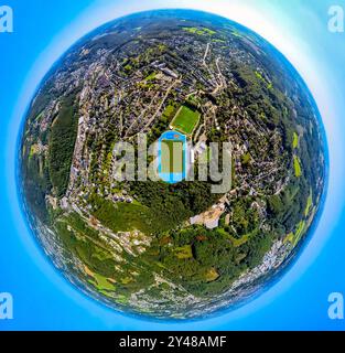 Luftbild, Bremenstadion mit Nebenplatz, Fußballstadion und Leichtathletikstadion mit blauer Laufbahn tu Ennepetal 1911 e.V., Erdkugel, Fisheye Aufnahme, Fischaugen Aufnahme, 360 Grad Aufnahme, Tiny World, Little Planet, Fisheye Bild, Milspe, Ennepetal, Ruhrgebiet, Nordrhein-Westfalen, Deutschland ACHTUNGxMINDESTHONORARx60xEURO *** Vista aerea, Bremenstadion con campo laterale, stadio di calcio e stadio di atletica con pista da corsa blu tu Ennepetal 1911 e V , globo terrestre, immagine fisheye, immagine fisheye, immagine a 360 gradi, piccolo mondo, piccolo pianeta, immagine fisheye, Milspe, Ennepetal, zona della Ruhr, Nor Foto Stock
