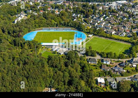 Luftbild, Bremenstadion Fußballstadion und Leichtathletikstadion des tu Ennepetal 1911 e.V. Sportverein, Nebenplatz, Tribüne und blaue Laufbahn, Milspe, Ennepetal, Ruhrgebiet, Nordrhein-Westfalen, Deutschland ACHTUNGxMINDESTHONORARx60xEURO *** Vista aerea, stadio di calcio Bremenstadion e stadio di atletica del club sportivo tu Ennepetal 1911 e V, campo laterale, tribuna e pista da corsa blu, Milspe, Ennepetal, zona della Ruhr, Renania settentrionale-Vestfalia, Germania ACHTUNGxMINDESTHONORARx60xEURO Foto Stock