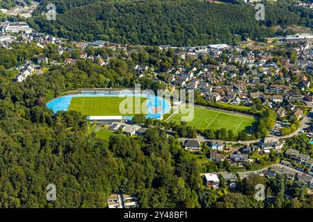 Luftbild, Bremenstadion Fußballstadion und Leichtathletikstadion des tu Ennepetal 1911 e.V. Sportverein, Nebenplatz, Tribüne und blaue Laufbahn, Milspe, Ennepetal, Ruhrgebiet, Nordrhein-Westfalen, Deutschland ACHTUNGxMINDESTHONORARx60xEURO *** Vista aerea, stadio di calcio Bremenstadion e stadio di atletica del club sportivo tu Ennepetal 1911 e V, campo laterale, tribuna e pista da corsa blu, Milspe, Ennepetal, zona della Ruhr, Renania settentrionale-Vestfalia, Germania ACHTUNGxMINDESTHONORARx60xEURO Foto Stock
