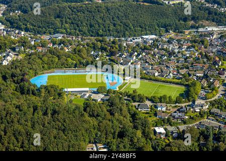 Luftbild, Bremenstadion Fußballstadion und Leichtathletikstadion des tu Ennepetal 1911 e.V. Sportverein, Nebenplatz, Tribüne und blaue Laufbahn, Milspe, Ennepetal, Ruhrgebiet, Nordrhein-Westfalen, Deutschland ACHTUNGxMINDESTHONORARx60xEURO *** Vista aerea, stadio di calcio Bremenstadion e stadio di atletica del club sportivo tu Ennepetal 1911 e V, campo laterale, tribuna e pista da corsa blu, Milspe, Ennepetal, zona della Ruhr, Renania settentrionale-Vestfalia, Germania ACHTUNGxMINDESTHONORARx60xEURO Foto Stock