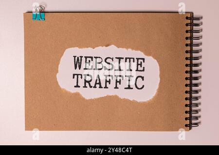 Nota di memoria scritta con testo TRAFFICO SITO web isolato su sfondo verde. Foto Stock