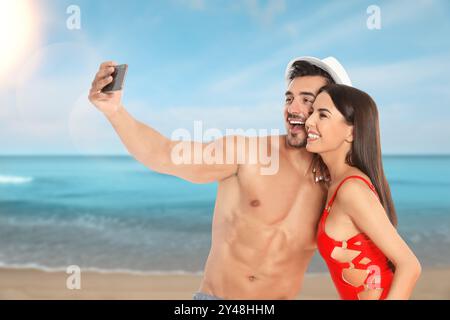 Sposi sposi felici che fanno selfie in mare in luna di miele Foto Stock