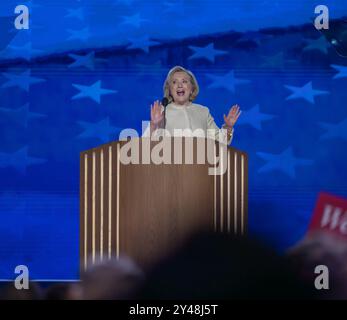 CHICAGO, Illinois - 19 agosto 2024: L'ex Segretario di Stato Hillary Clinton affronta la Convention Nazionale Democratica del 2024 allo United Center. Foto Stock