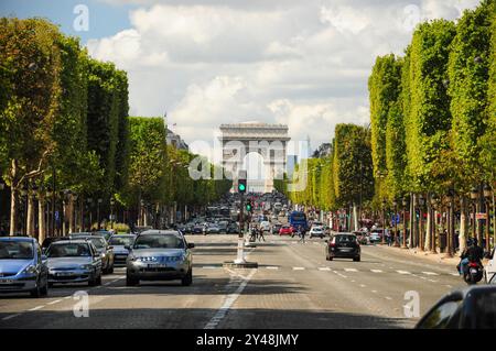 Parigi, Ille de France, Francia. 16 settembre 2024: Il traffico si sposta lungo l'Avenue des Champs-Elysees verso l'Arco di Trionfo a Parigi Foto Stock