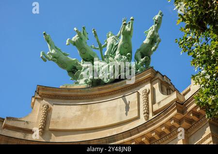 Parigi, Ille de France, Francia. 16 settembre 2024: Scultura del carro di bronzo in cima al Grand Palais di Parigi, Francia. Foto Stock