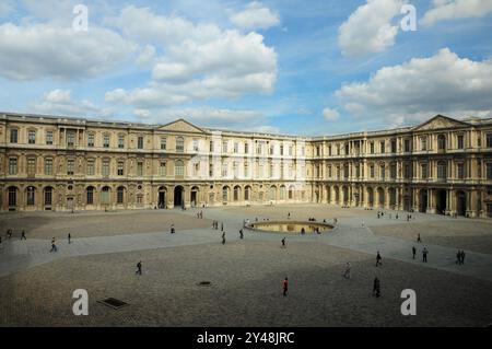 Parigi, Ille de France, Francia. 16 settembre 2024: Visitatori al cortile del Louvre di Parigi, Francia. Foto Stock