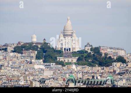 Parigi, Ille de France, Francia. 16 settembre 2024: La basilica del Sacro cuore si erge in modo prominente contro lo skyline di Parigi. Foto Stock