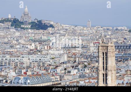 Parigi, Ille de France, Francia. 16 settembre 2024: Vista panoramica dei tetti di Parigi con il Sacro cuore e la Torre Saint-Jacques Foto Stock