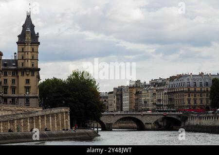 Parigi, Ille de France, Francia. 16 settembre 2024: Giornata nuvolosa a Parigi con la Senna e gli edifici storici. Foto Stock