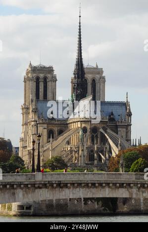 Parigi, Ille de France, Francia. 16 settembre 2024: Storica vista esterna della cattedrale di Notre-Dame a Parigi Foto Stock