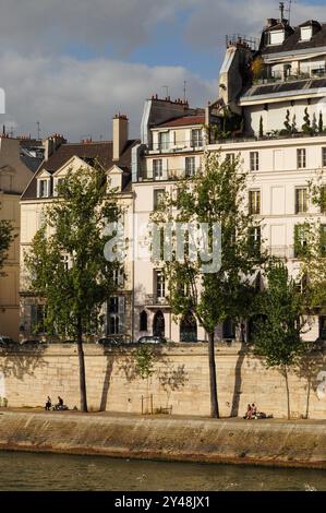 Parigi, Ille de France, Francia. 16 settembre 2024: Edifici storici lungo la Senna a Parigi, Francia. Foto Stock