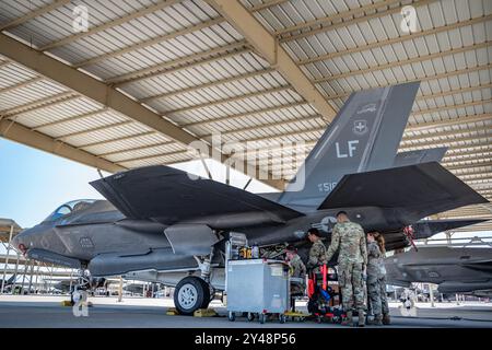 Gli aviatori cittadini di riserva del 944th Maintenance Group conducono ispezioni e riparazioni dettagliate su un caccia F-35 a Luke Air Force base, Ariz., 8 settembre 2024. Il loro lavoro di squadra assicura il successo della missione e la prontezza operativa nel caldo intenso del deserto. (Foto U.S. Air Force di Tech. Sergente Tyler J. Bolken) Foto Stock