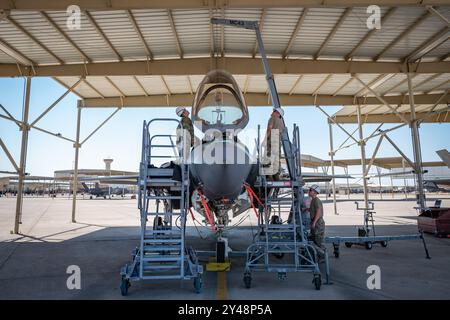 I Reserve Citizen Airmen del 944th Maintenance Group utilizzano un sistema di sollevamento per rimuovere un sedile eiettabile da un caccia F-35 a Luke Air Force base, Ariz., 8 settembre 2024. Il loro coordinamento è fondamentale per mantenere la funzionalità dell'aeromobile. (Foto U.S. Air Force di Tech. Sergente Tyler J. Bolken) Foto Stock