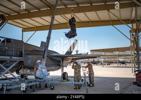 Una squadra di Reserve Citizen Airmen del 944th Maintenance Group lavora insieme per rimuovere un sedile eiettabile su un caccia F-35 a Luke Air Force base, Ariz., 8 settembre 2024. La dedizione dei manutentori assicura che i jet siano pronti per la missione dell'Air Force. (Foto U.S. Air Force di Tech. Sergente Tyler J. Bolken) Foto Stock