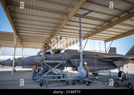 I Reserve Citizen Airmen del 944th Maintenance Group eseguono la manutenzione di un caccia F-35 utilizzando un sistema di sollevamento presso la Luke Air Force base, Ariz., 8 settembre 2024. Il team si assicura che i sistemi dell'aereo siano pronti per la missione. (Foto U.S. Air Force di Tech. Sergente Tyler J. Bolken) Foto Stock