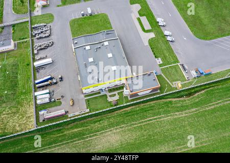 vista aerea del magazzino merci. edifici di stoccaggio industriale nella zona periferica. Foto Stock